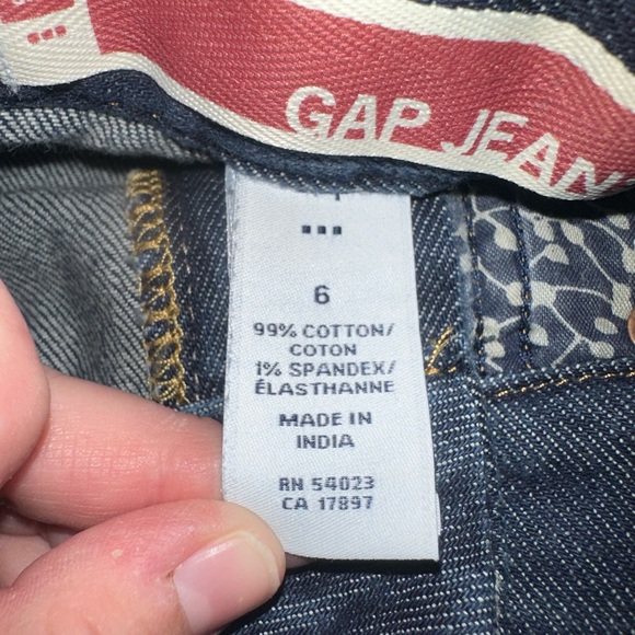 Like New! Gap denim skirt. Size 6 - Picture 4 of 9